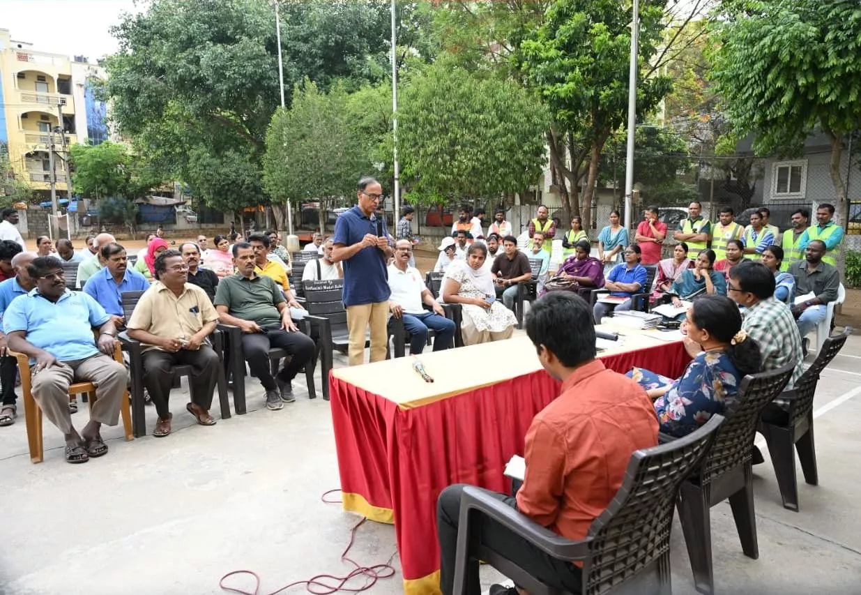 केपीएचबी कॉलोनी में जनगणना के संबंध में लोगों को जागरूक करतीं सीएमसी आयुक्त जी. सृजना। 
