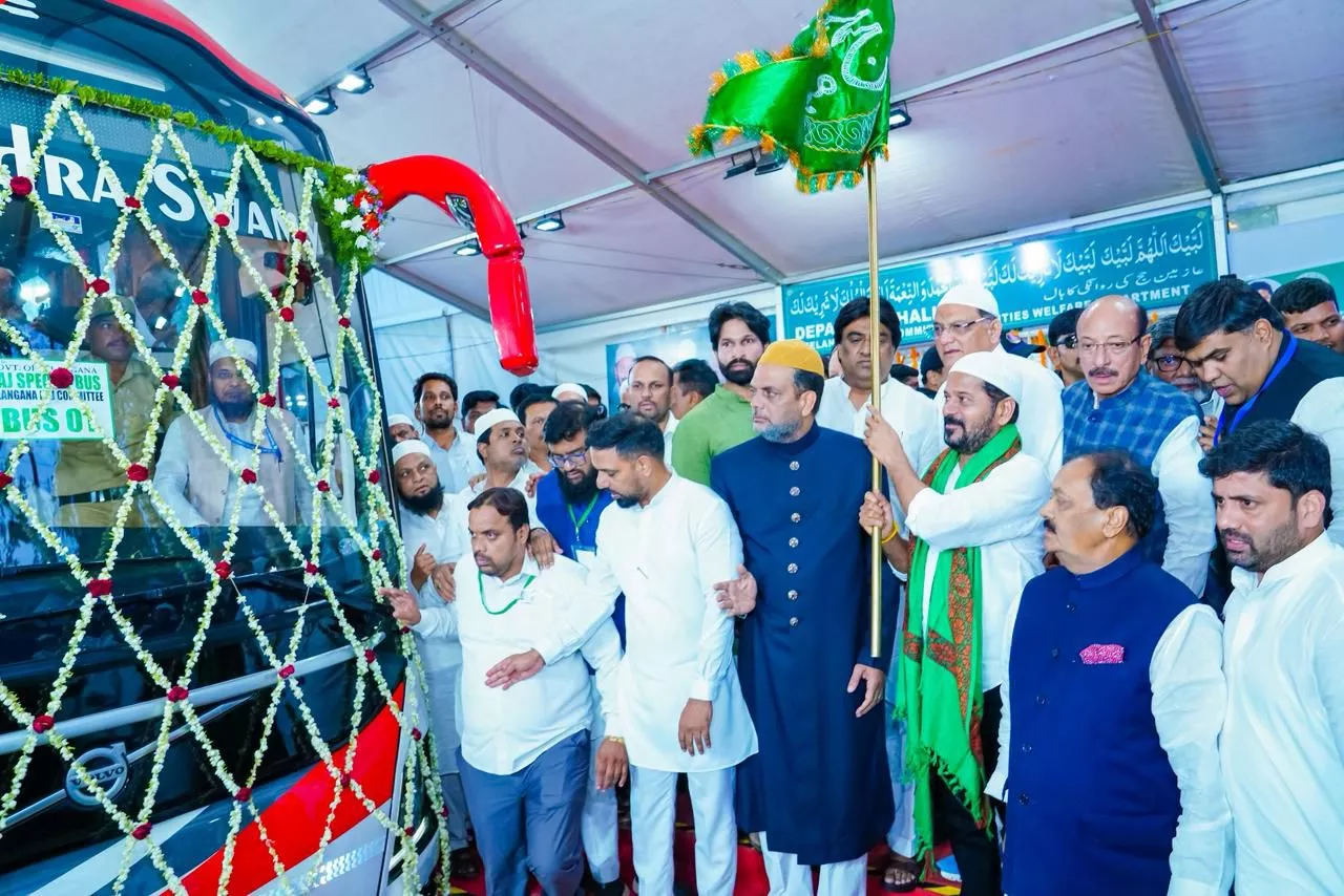 हज यात्रियों की बसों को रवाना करते रेवंत रेड्डी