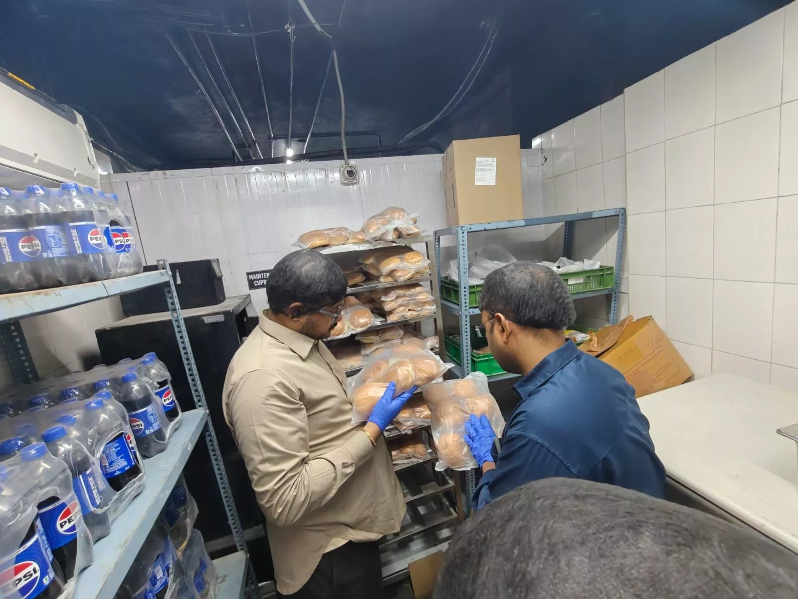 KFC आउटलेट में फूड सेफ्टी जांच करते अधिकारी