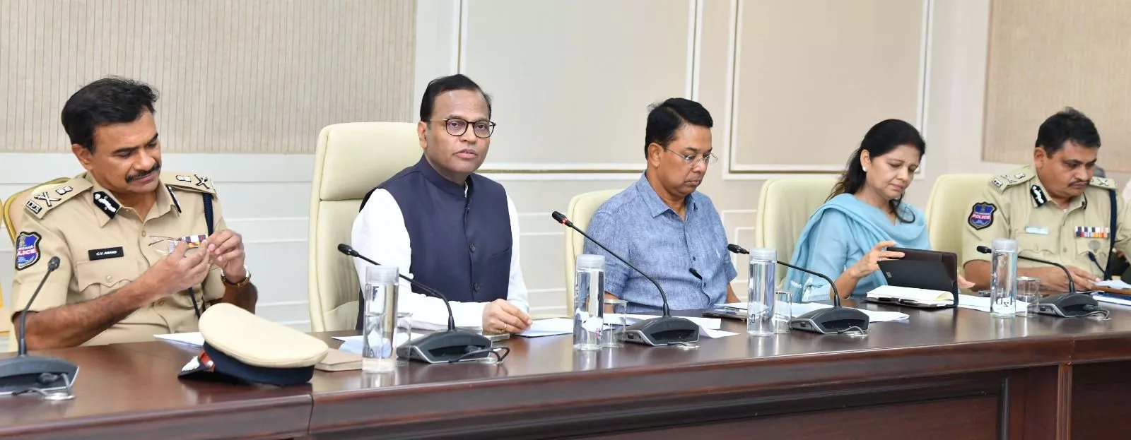 अधिकारियों के साथ बैठक करते मुख्य सचिव