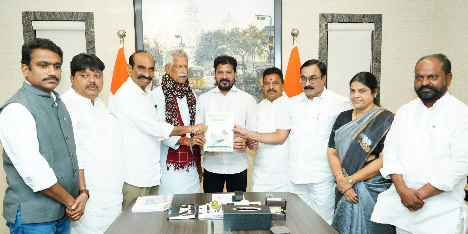 सीएम रेवंत रेड्डी किसान आयोग से मुलाकात करते हुए