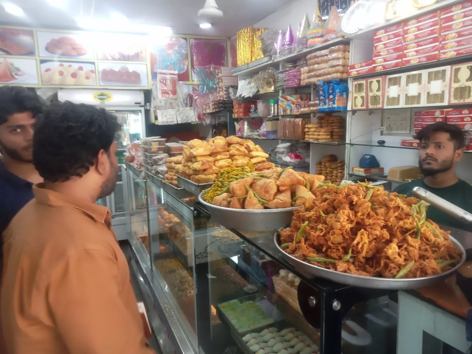 हैदराबाद में फूड सेफ्टी निरीक्षण करते अधिकारी