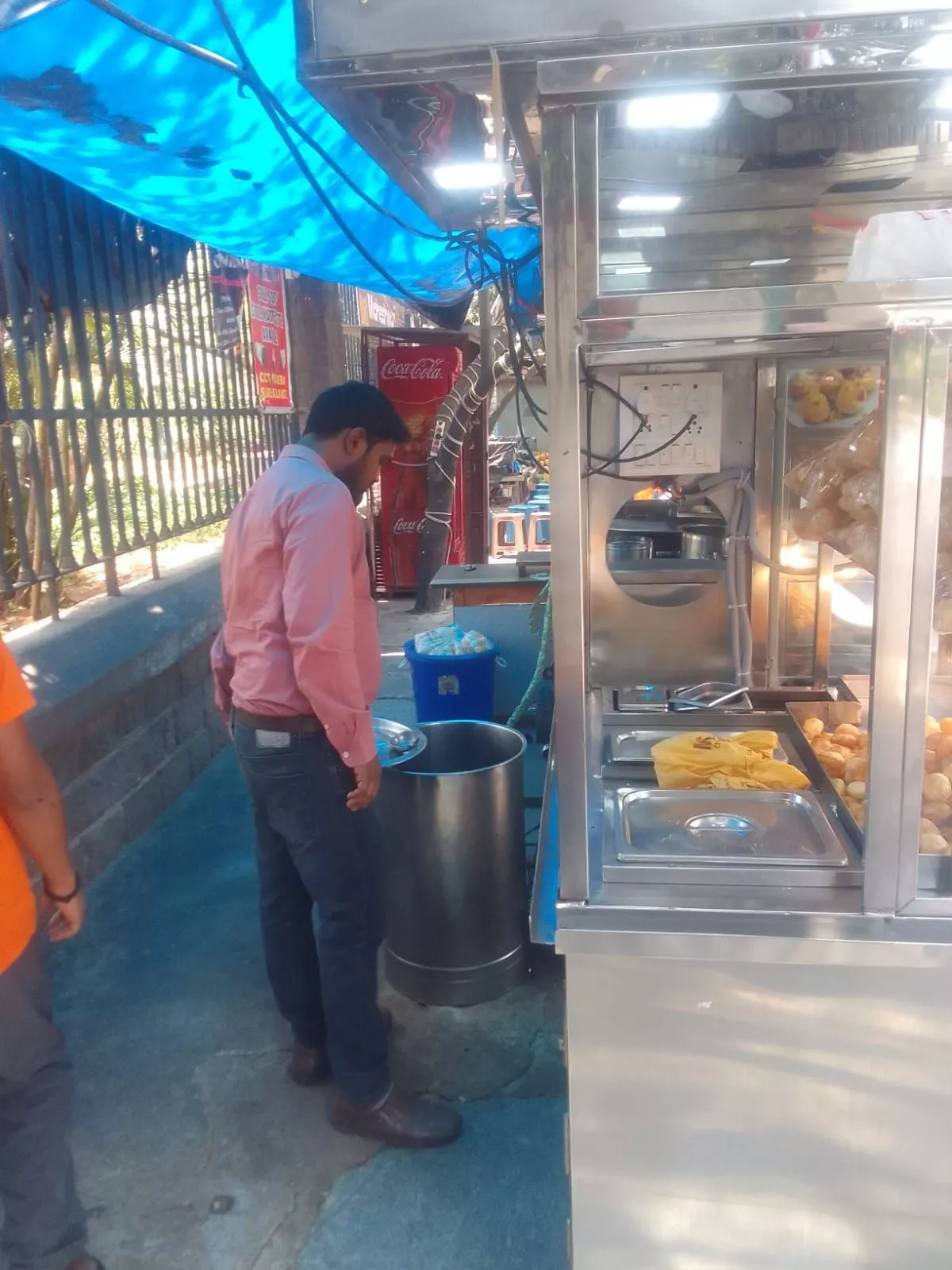 हैदराबाद में फूड सेफ्टी निरीक्षण करते अधिकारी