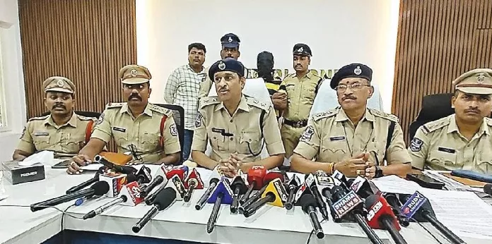संवाददाता सम्मेलन को संबोधित करते मल्काजगिरी जोन के पुलिस उपायुक्त सी.एच. श्रीधर ।