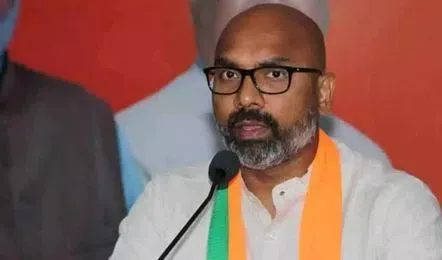 मीडिया से बात करते हुए सांसद अरविंद