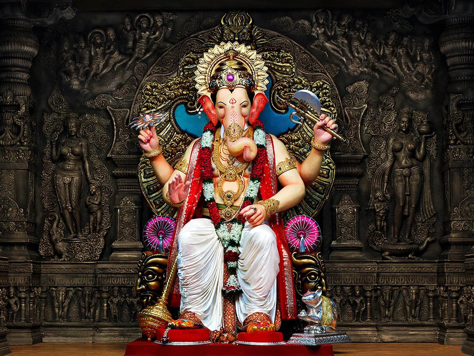 गणेश जी की पूजा करते श्रद्धालु