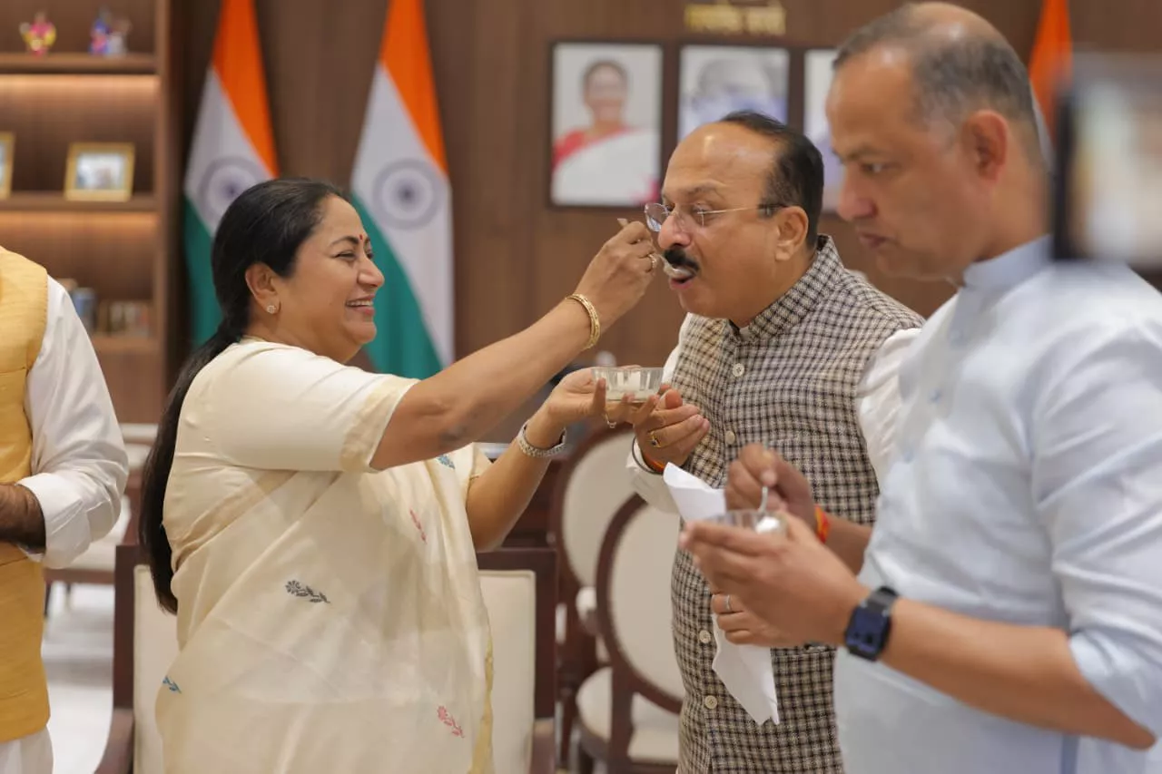 रेखा गुप्ता मंत्रियों संग जश्न मनाते हुए