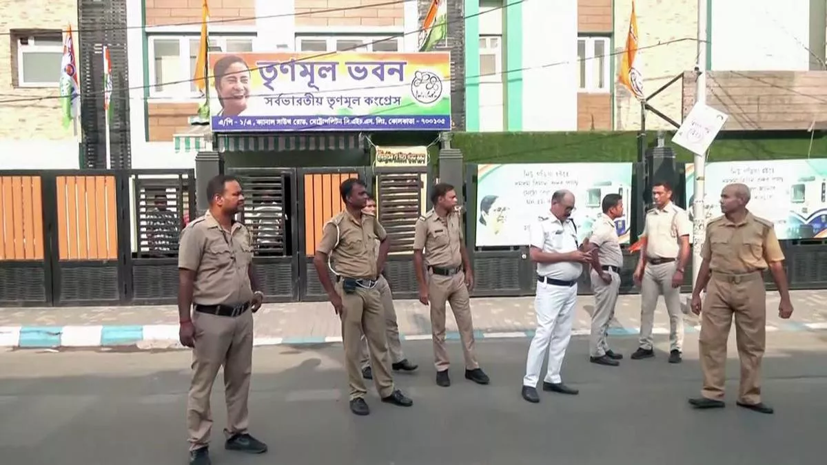 बंगाल में पार्टी कार्यालय में तोड़फोड़ और हिंसा का दृश्य