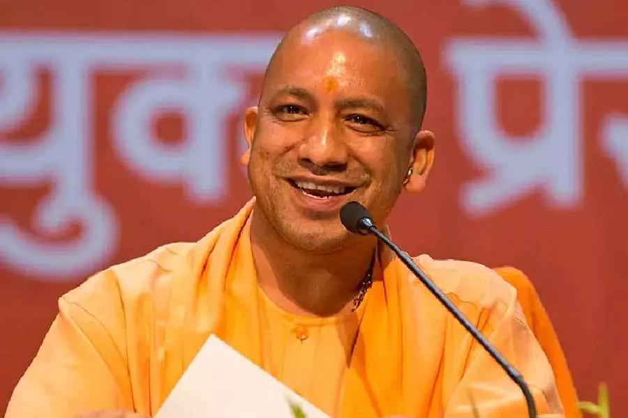 जनता दर्शन में लोगों की शिकायतें सुनते सीएम योगी