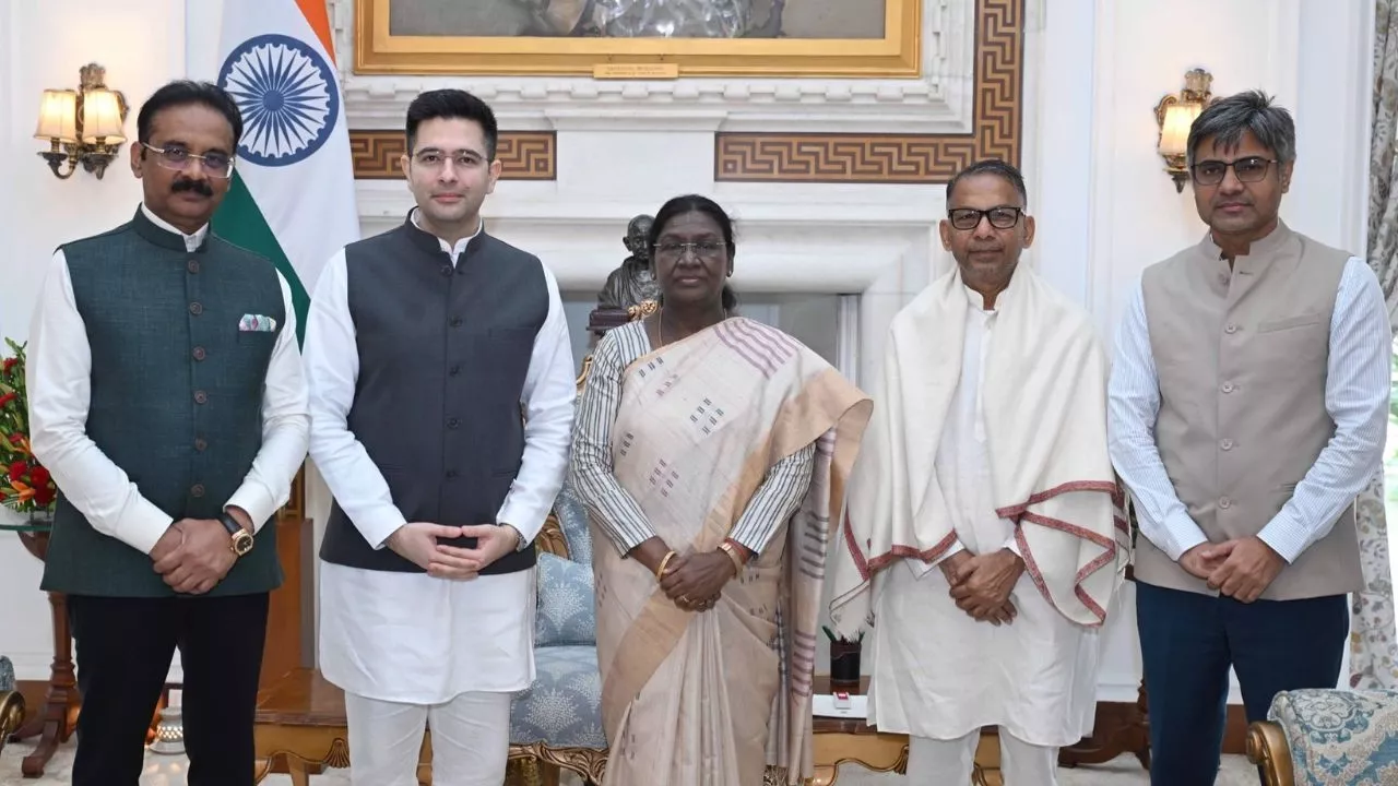 सियासत में बढ़ी हलचल