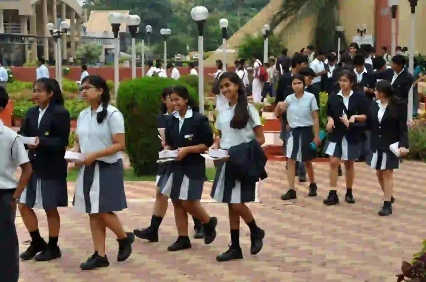 एडवांस फीस पर आयोग की सख्ती