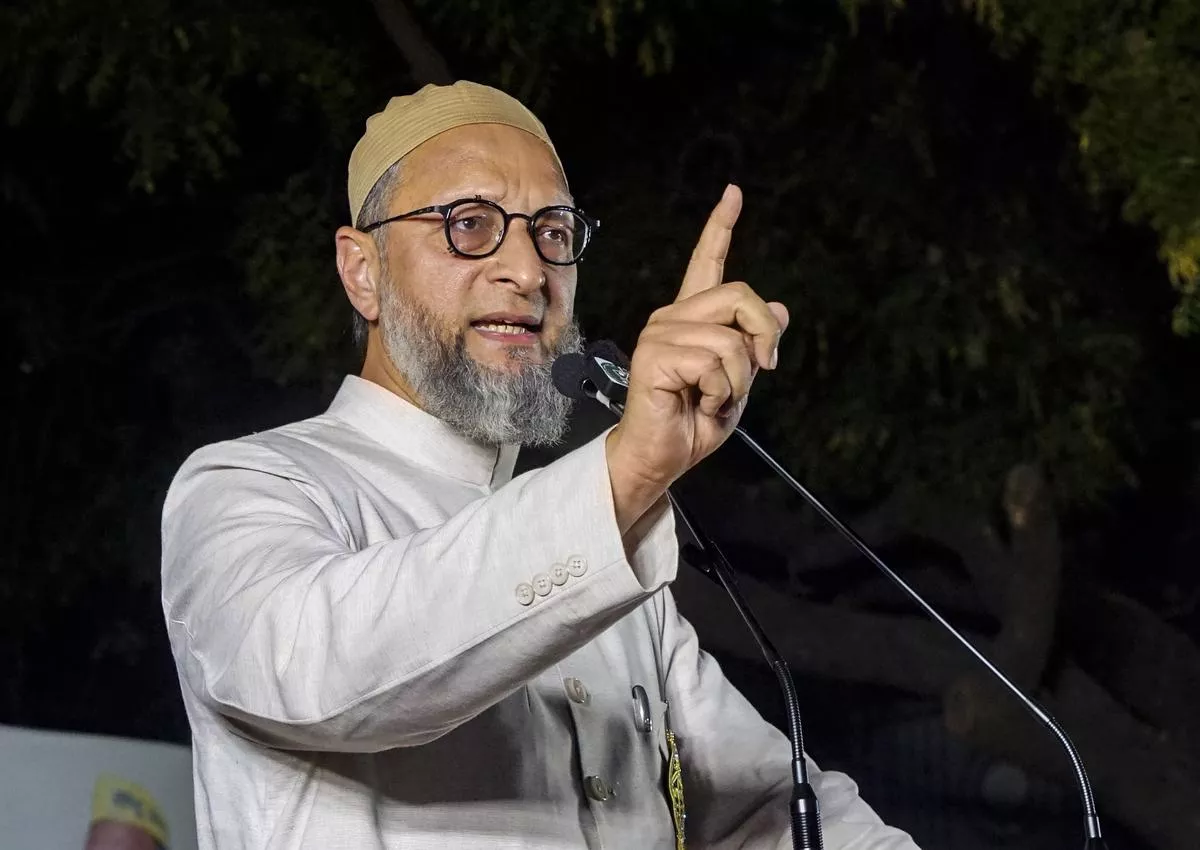 मीडिया से बात करते असदुद्दीन ओवैसी