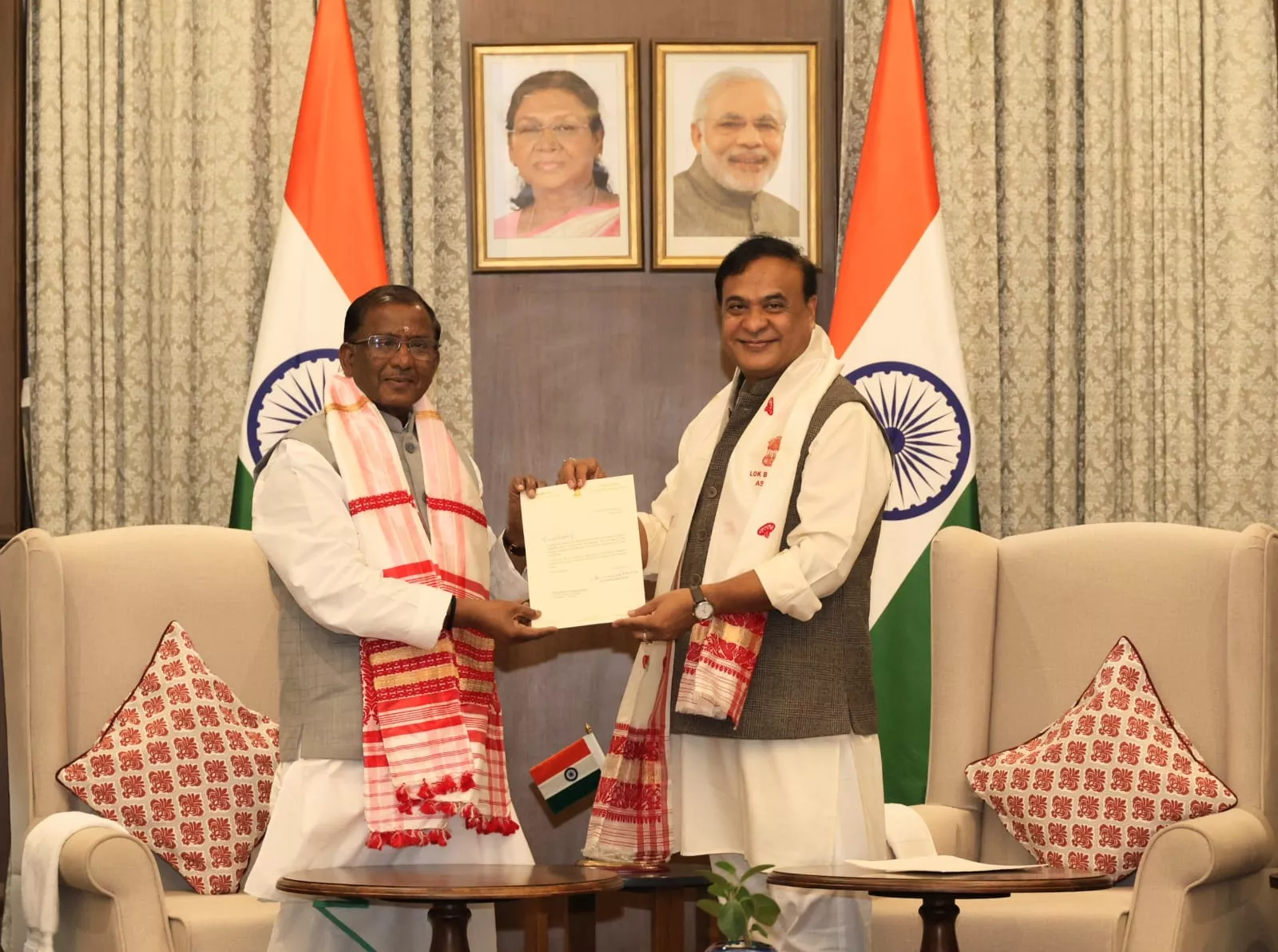 असम चुनाव नतीजे राज्यपाल को सौंपते अधिकारी