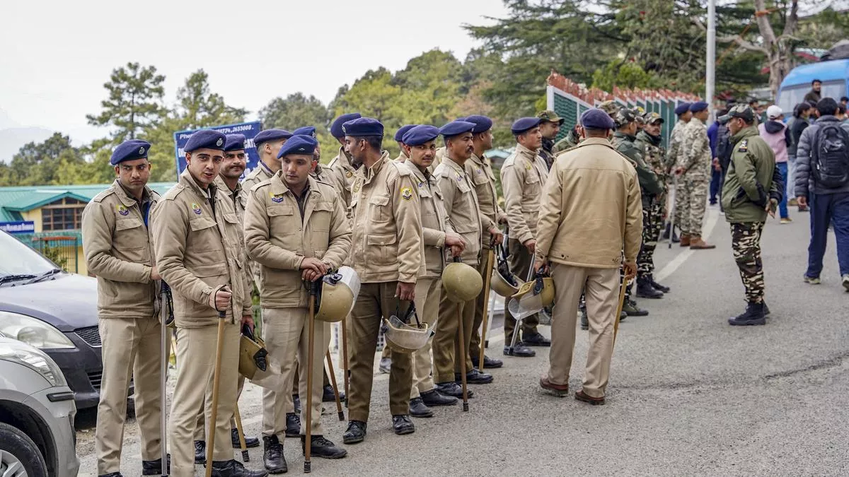 रोहड़ू में बम धमकी के बाद सुरक्षा जांच करती पुलिस