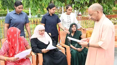 जनता दर्शन में योगी आदित्यनाथ