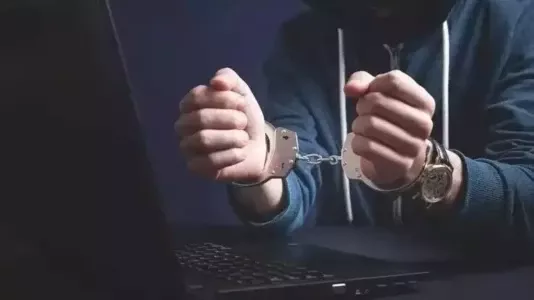 साइबर अपराधियों की गिरफ्तारी करते पुलिस अधिकारी