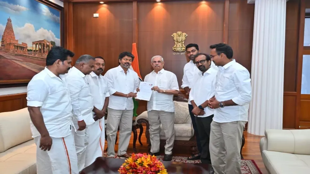 तमिलगा वेट्री कड़गम प्रमुख विजय ने तमिलनाडु में सरकार बनाने का दावा पेश किया, कल सुबह मुख्यमंत्री पद की शपथ ले सकते हैं।