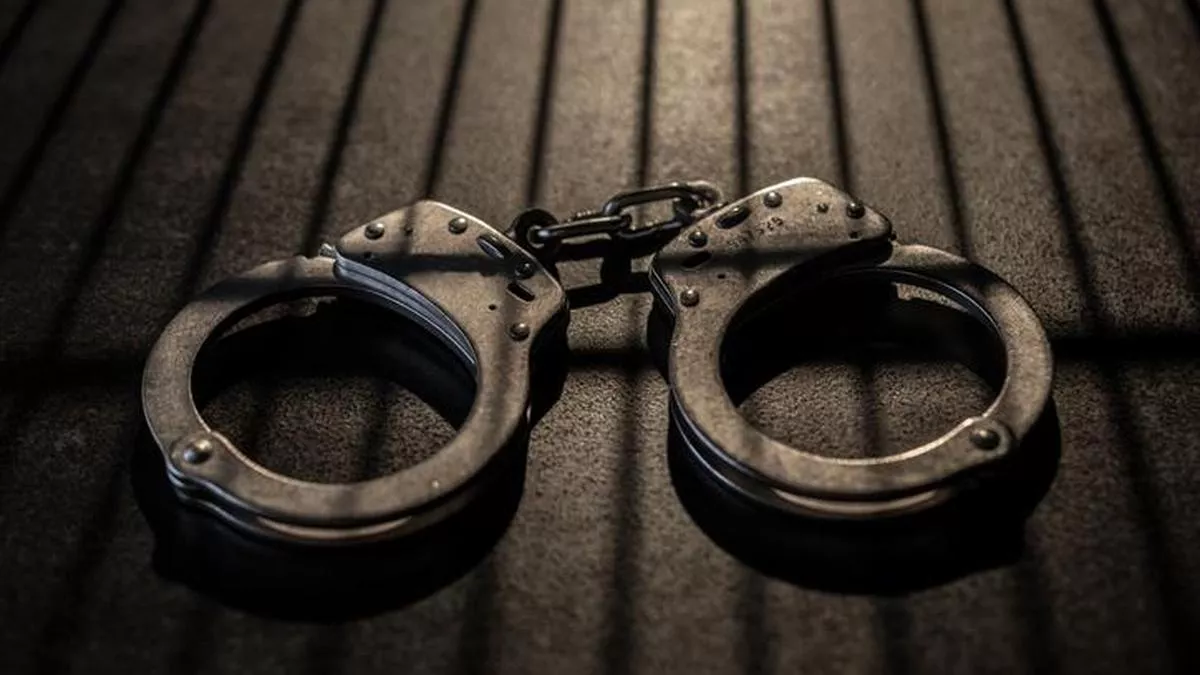 फर्टिलिटी सेंटर पर छापेमारी करती पुलिस
