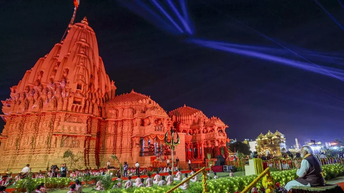 सोमनाथ मंदिर का भव्य दृश्य और समुद्र तट