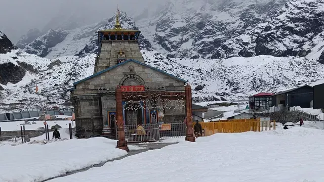 बारिश और बर्फबारी के कारण रोके गए करीब 5000 यात्रियों को शुक्रवार को केदारनाथ यात्रा के लिए रवाना किया गया। प्रशासन ने यात्रा को फिर से सुचारू कर दिया है।