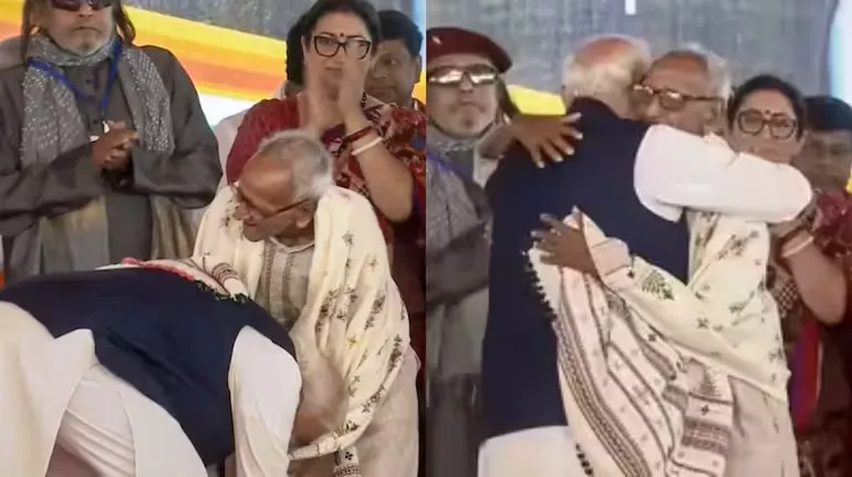 माखन लाल सरकार से आशीर्वाद लेते पीएम मोदी