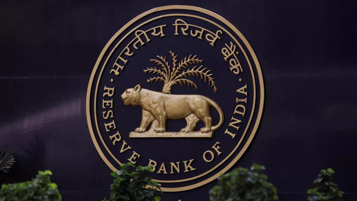 नई पदोन्नति नीति के खिलाफ प्रदर्शन करते आरबीआई अधिकारी