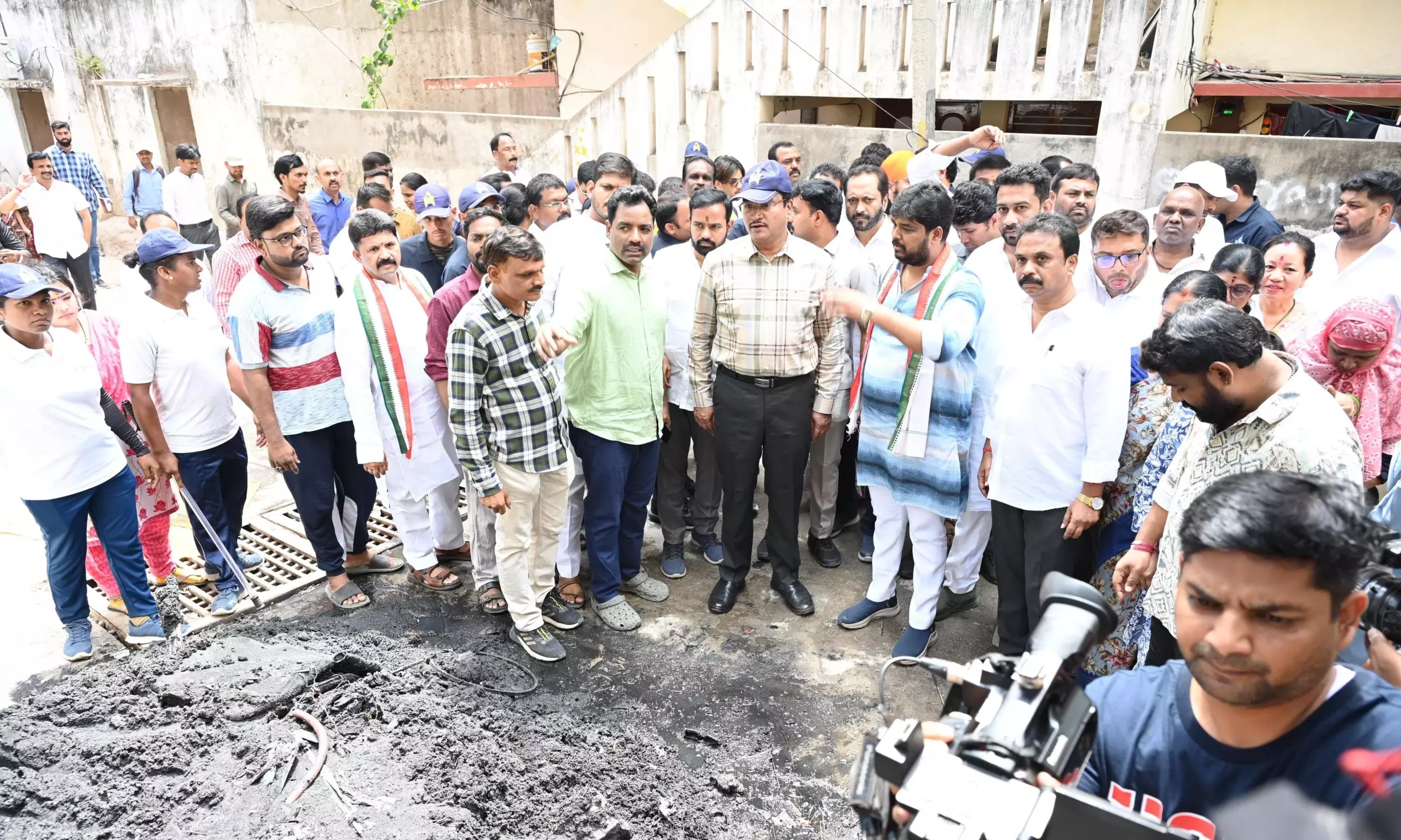 कृष्णा नगर में नालों की सफाई का निरीक्षण करते अधिकारी