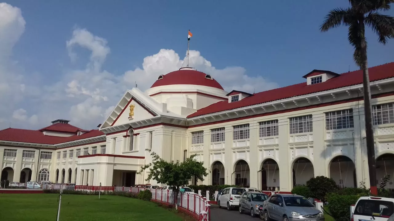 पटना हाईकोर्ट परिसर में मौजूद वकील और सुरक्षाकर्मी