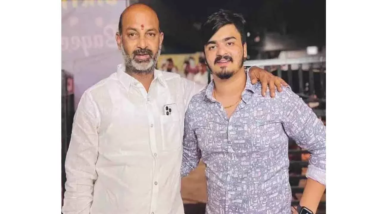 तेलंगाना में बंदी संजय के बेटे भागीरथ पर POCSO केस और हनी ट्रैप विवाद ने राजनीतिक हलचल बढ़ा दी है। दोनों पक्षों ने एक-दूसरे पर गंभीर आरोप लगाए हैं।