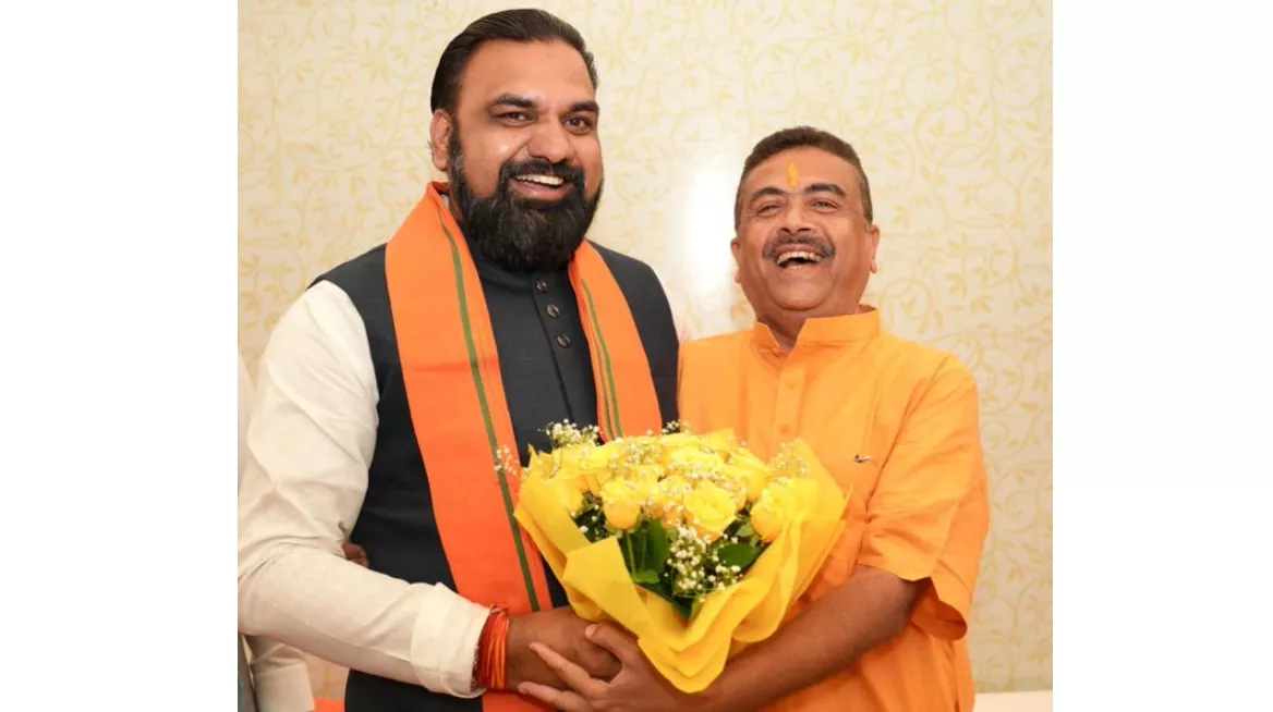 शुभेंदु अधिकारी को बधाई देते सम्राट चौधरी