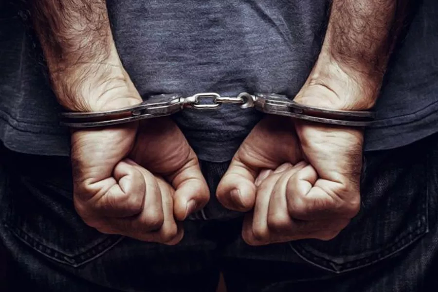 मेरठ हत्या मामले में पुलिस आरोपी को गिरफ्तार करते हुए