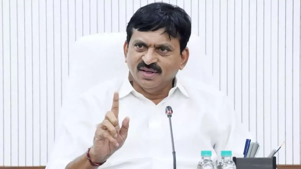 सब-रजिस्ट्रार कार्यालय में भूमि पंजीकरण के लिए पहुंचे लोग