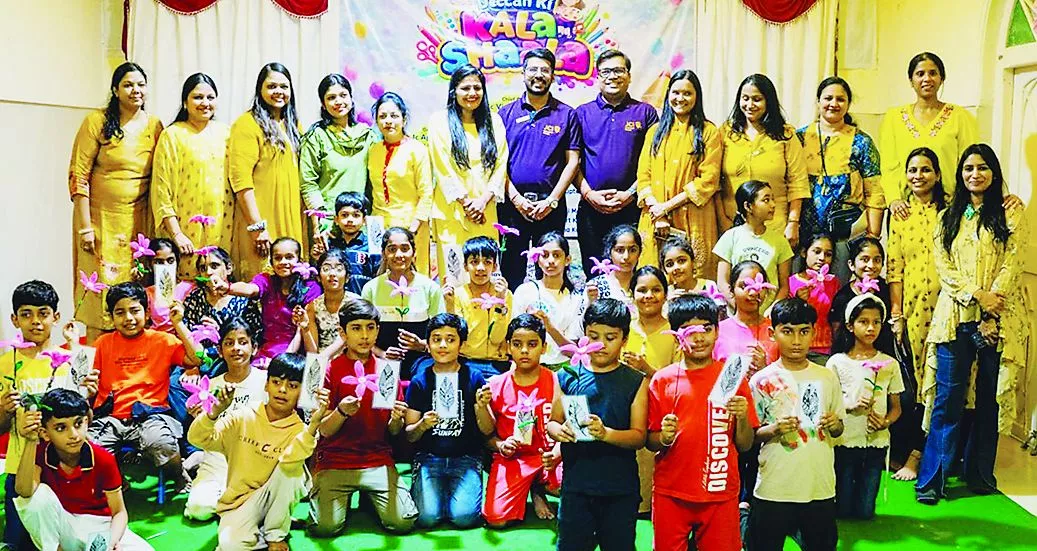 कला शाला में गतिविधियों में भाग लेते बच्चे
