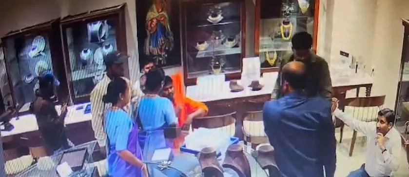 फायरिंग के बाद ज्वेलरी शॉप में लूट