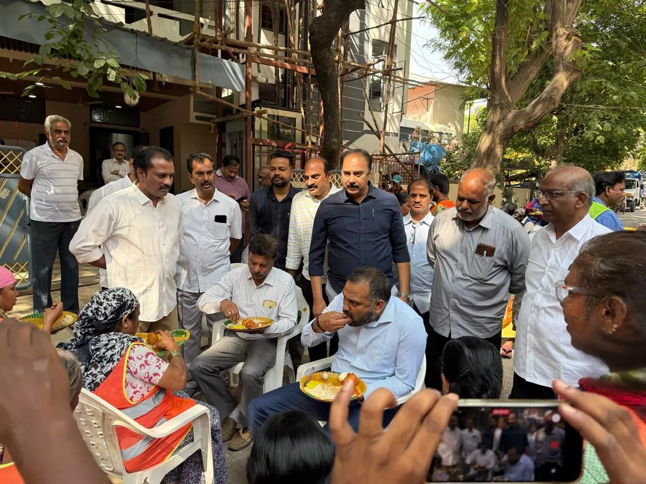 GHMC आयुक्त सफाई कर्मचारियों से बातचीत करते हुए