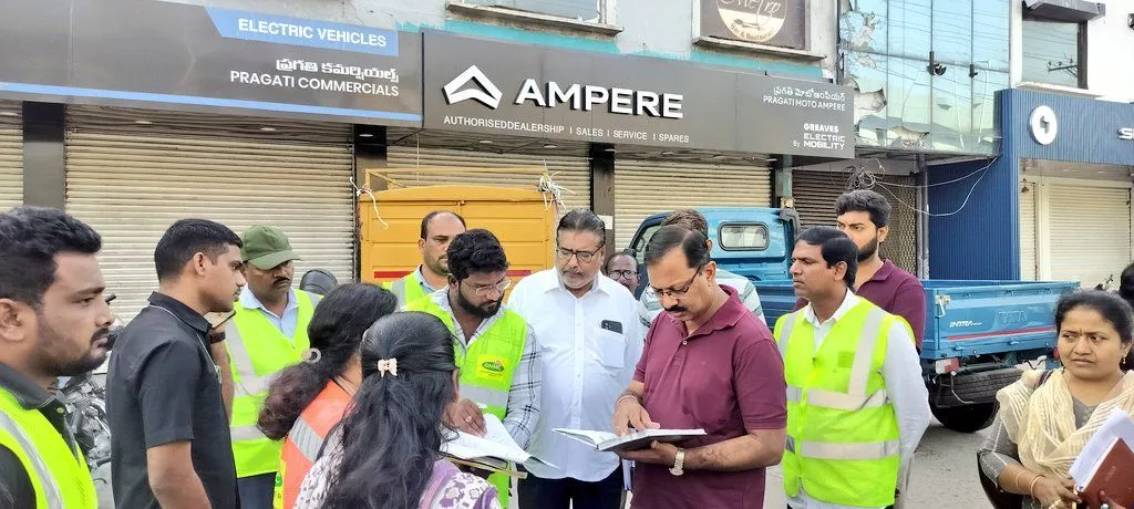 आयुक्त ने सफाई व्यवस्था और पार्कों का निरीक्षण किया