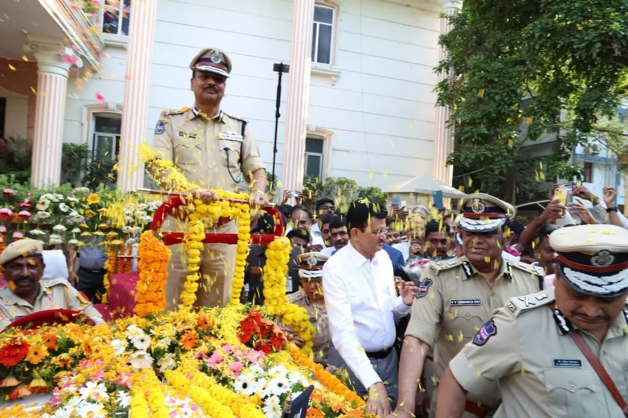 पुलिस परंपरा के साथ शिवधर रेड्डी को विदाई