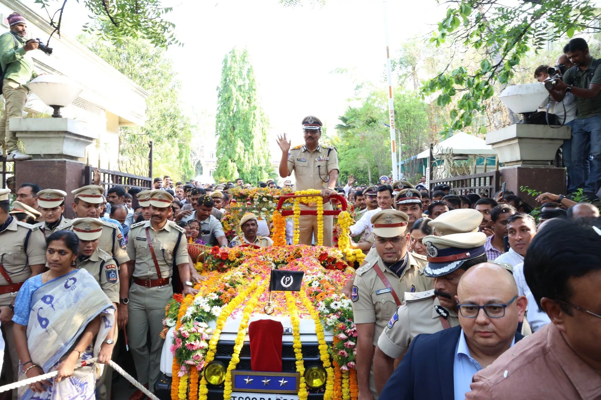 परेड में डीजीपी शिवधर रेड्डी को सलामी देते हुए