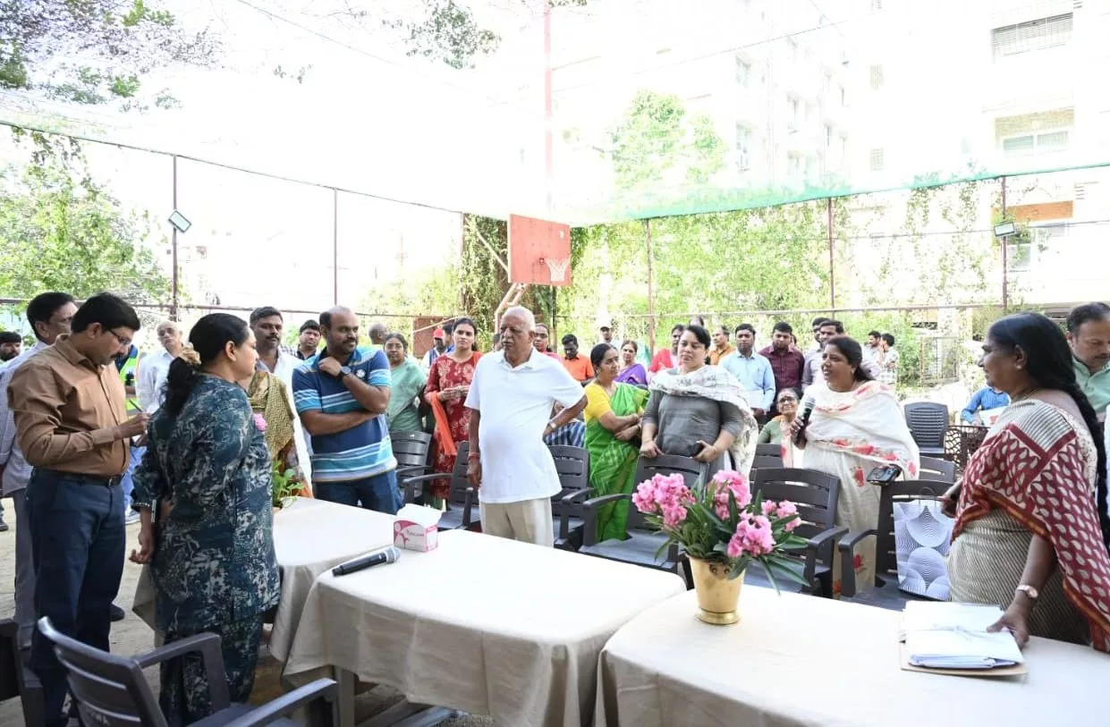 गच्ची बावली वॉर्ड में फील्ड निरीक्षण के दौरान स्थानीय लोगों से बातचीत करतीं साइबराबाद नगरनिगम आयुक्त सृजना। 
