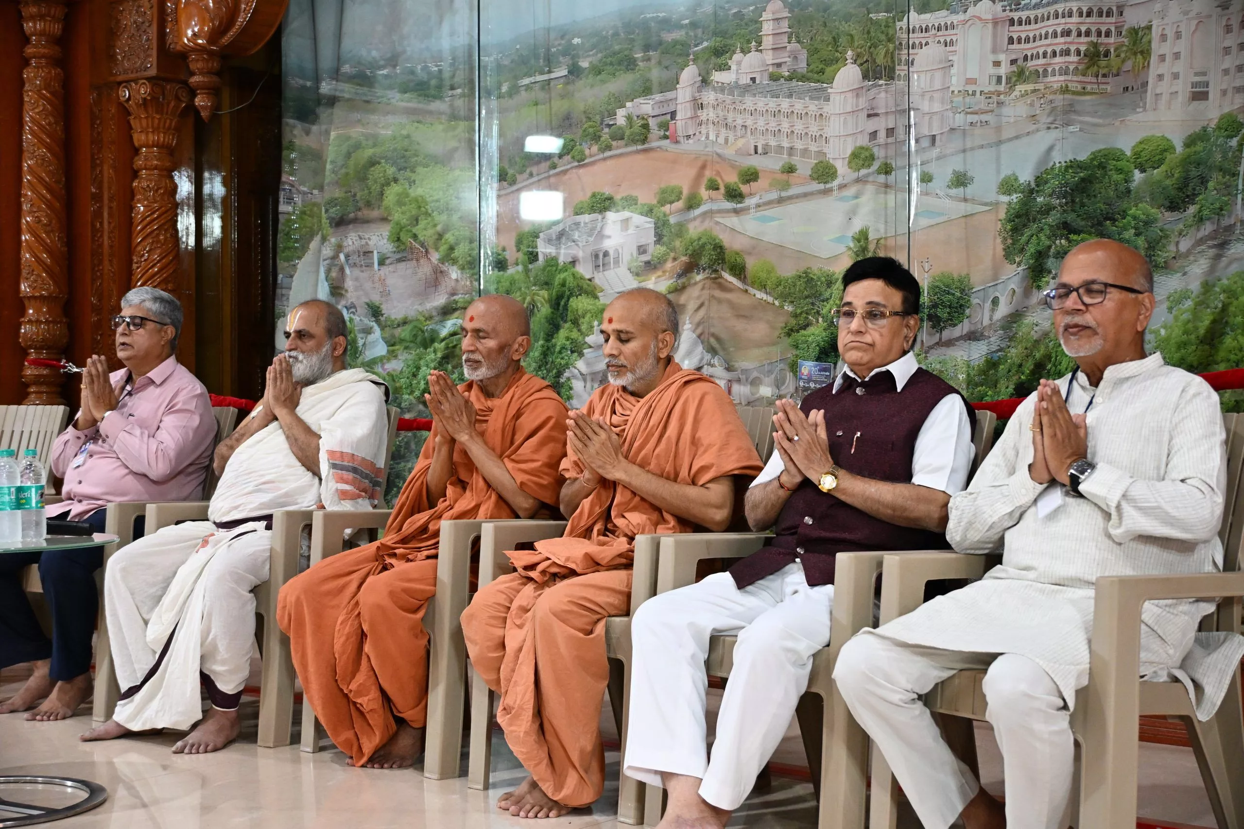 गीता बाल संस्कार शिविर में भाग लेते बच्चे