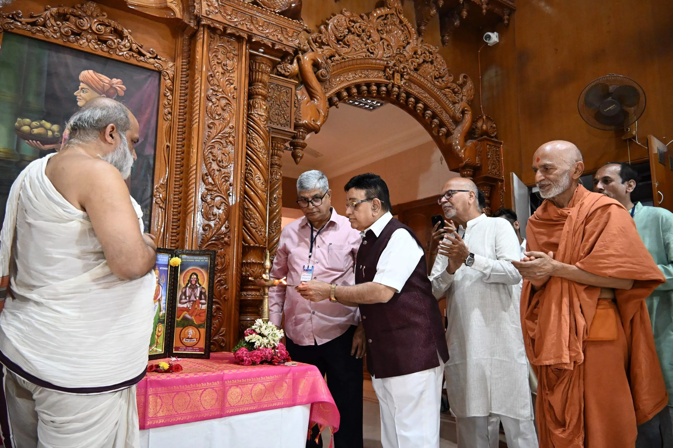 गीता बाल संस्कार शिविर में भाग लेते बच्चे