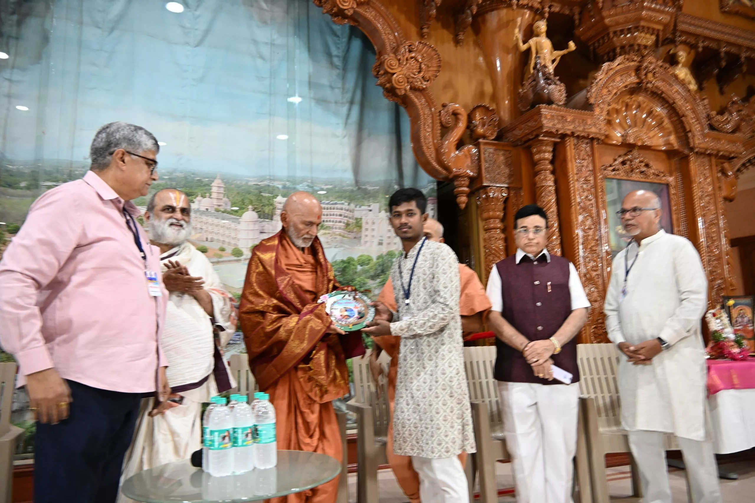 गीता बाल संस्कार शिविर में भाग लेते बच्चे