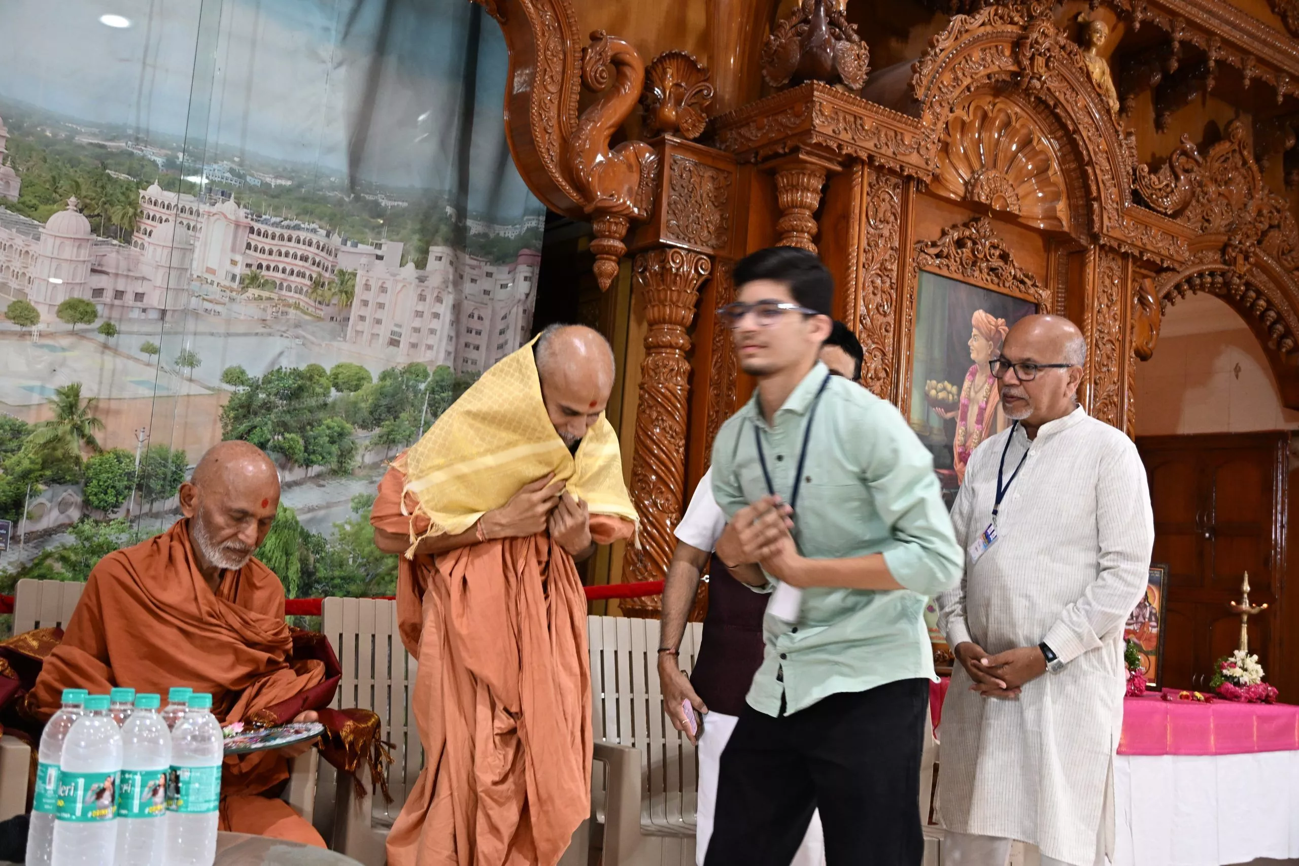 गीता बाल संस्कार शिविर में भाग लेते बच्चे