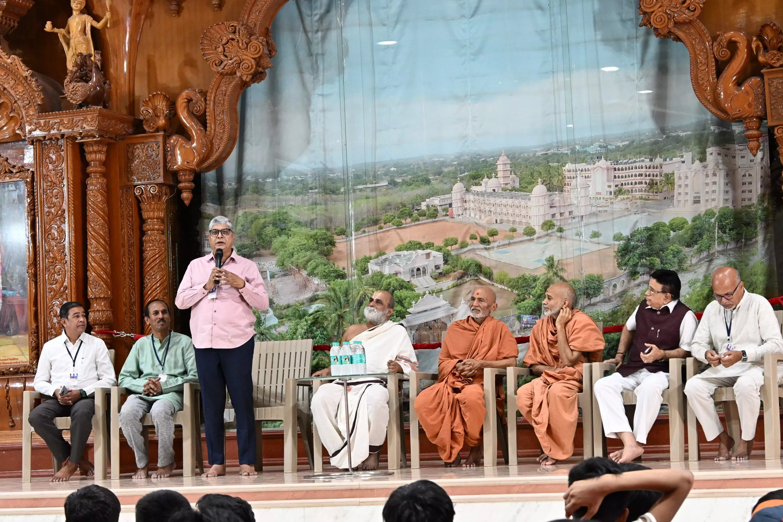 गीता बाल संस्कार शिविर में भाग लेते बच्चे
