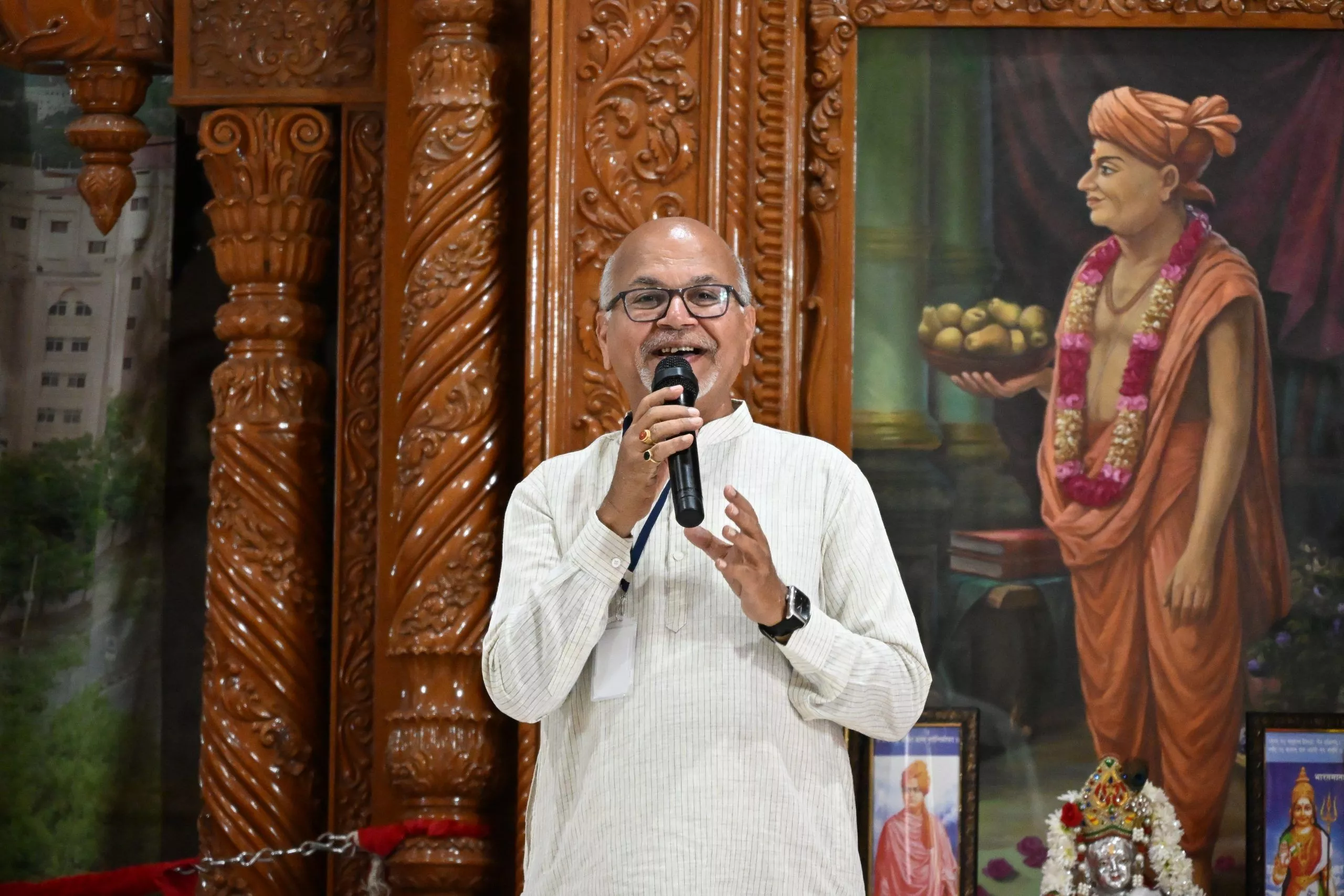 गीता बाल संस्कार शिविर में भाग लेते बच्चे