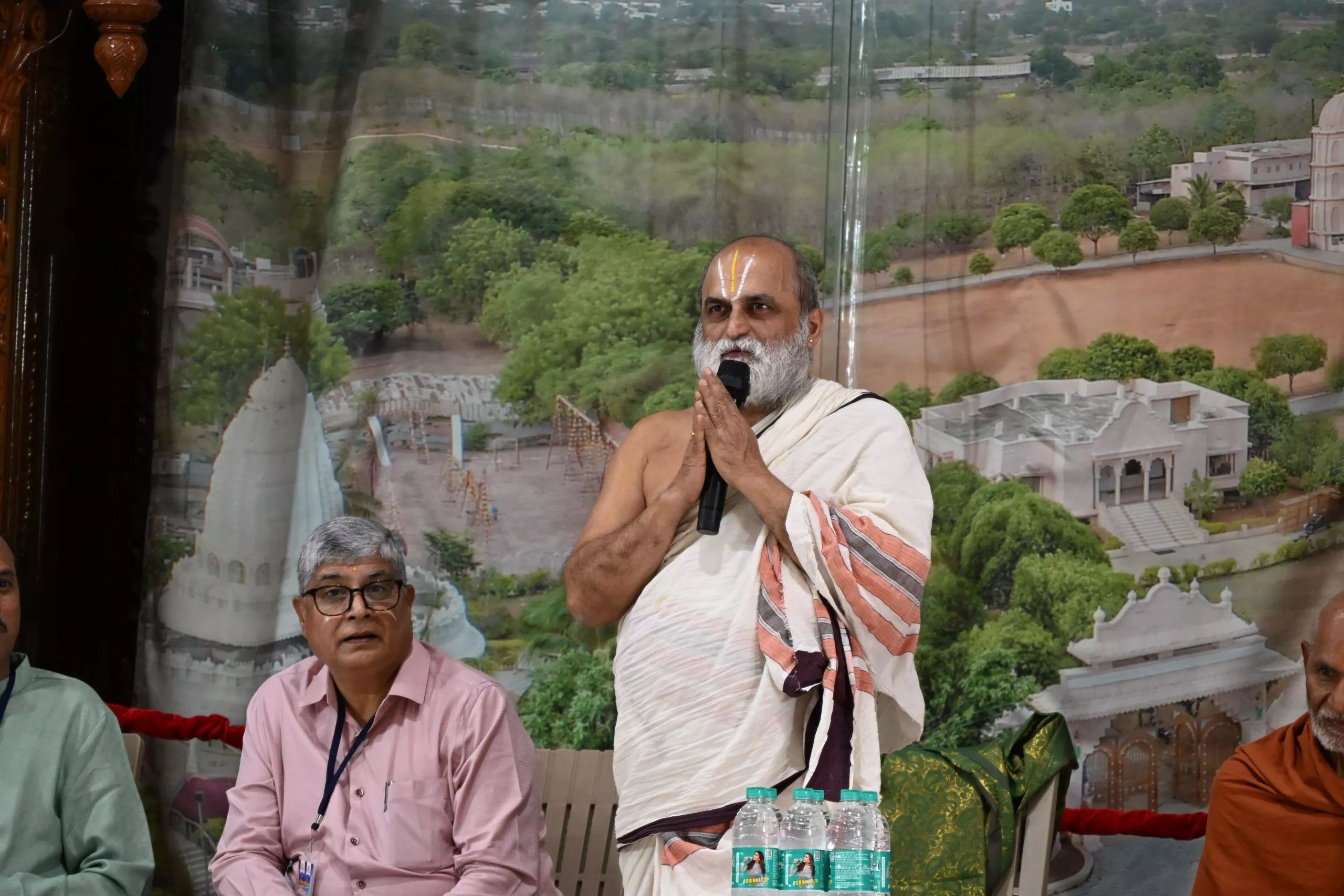 गीता बाल संस्कार शिविर में भाग लेते बच्चे