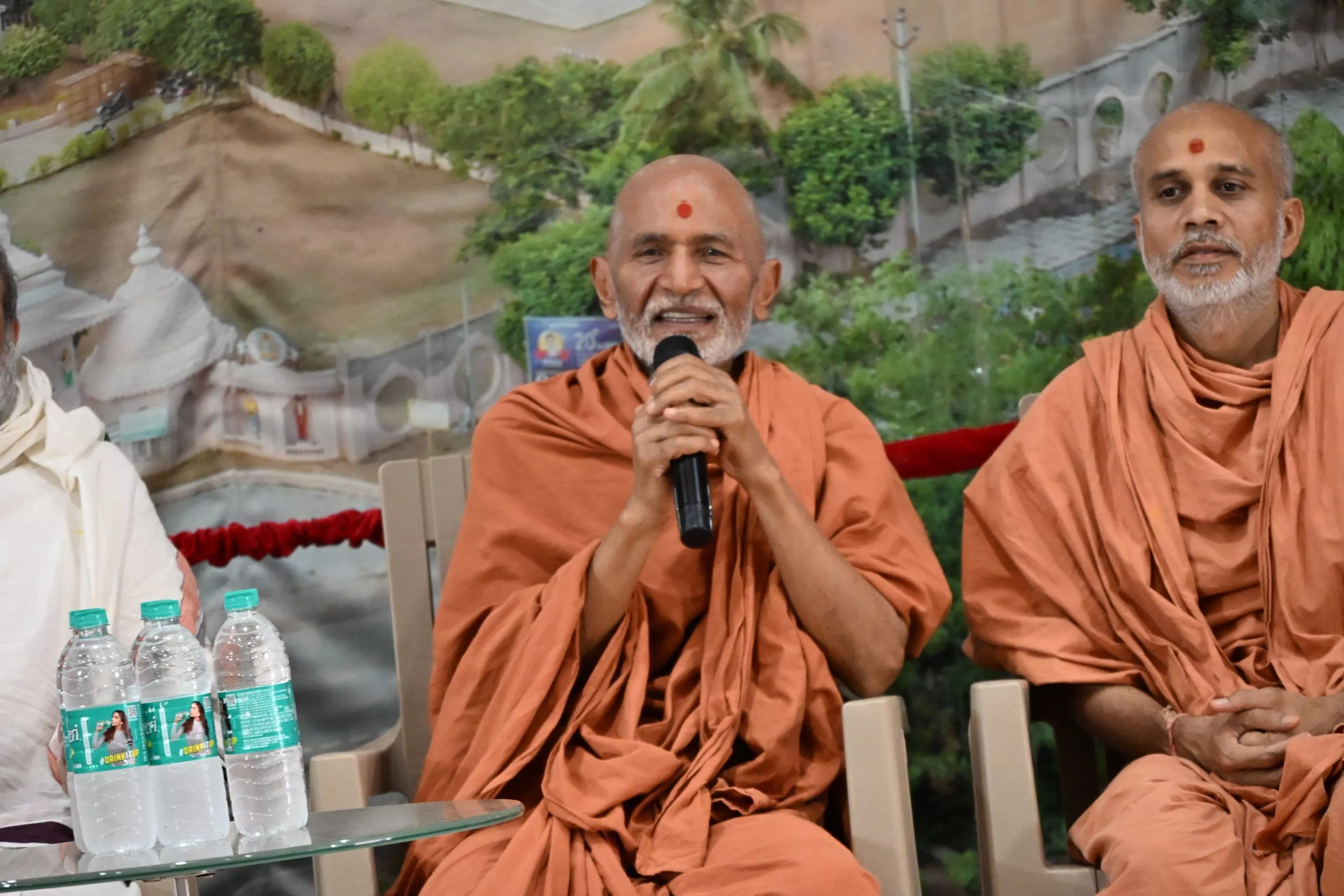 vगीता बाल संस्कार शिविर में भाग लेते बच्चे