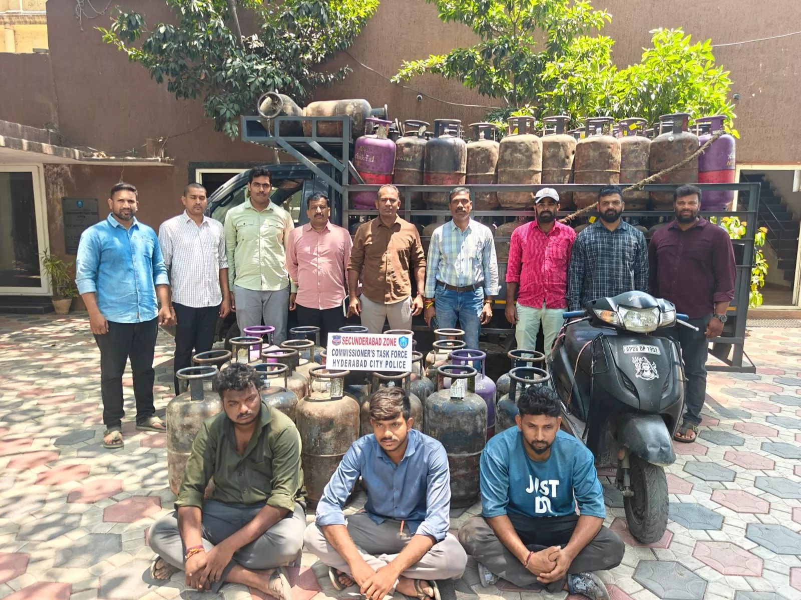 जब्त किए गए गैस सिलेंडर और आरोपी