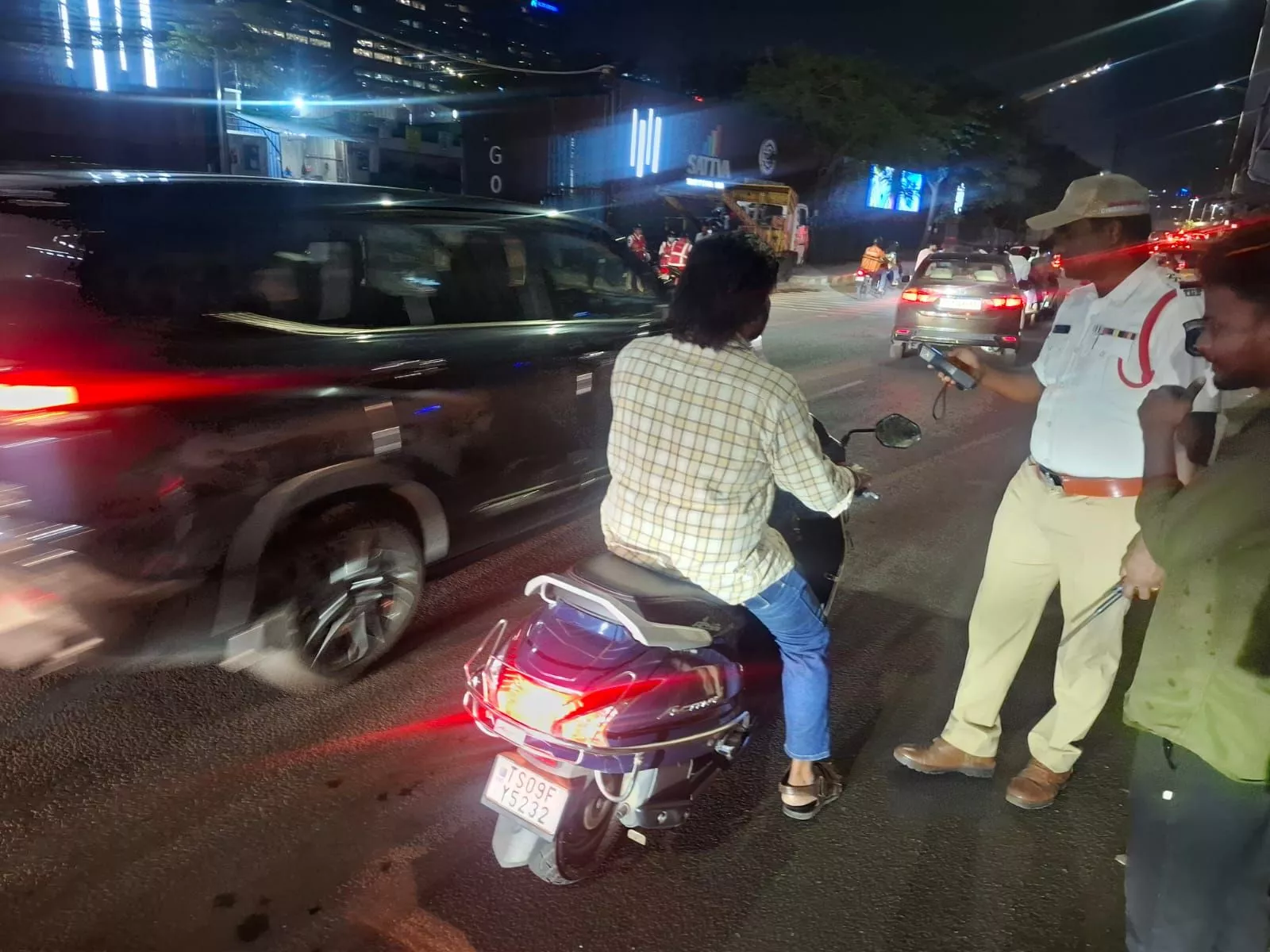 ड्रंक एंड ड्राइव में पकड़े गए वाहन चालकों की जांच